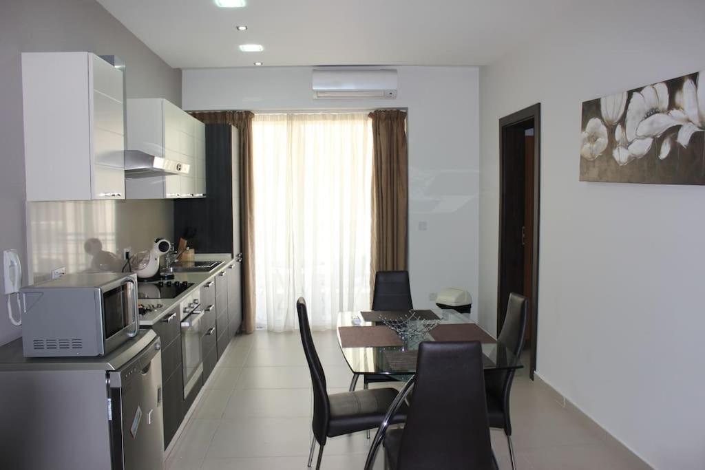 Sunny 2 Bedroom, 2 Bathrooms, Seaside Apt. Sliema Exterior photo