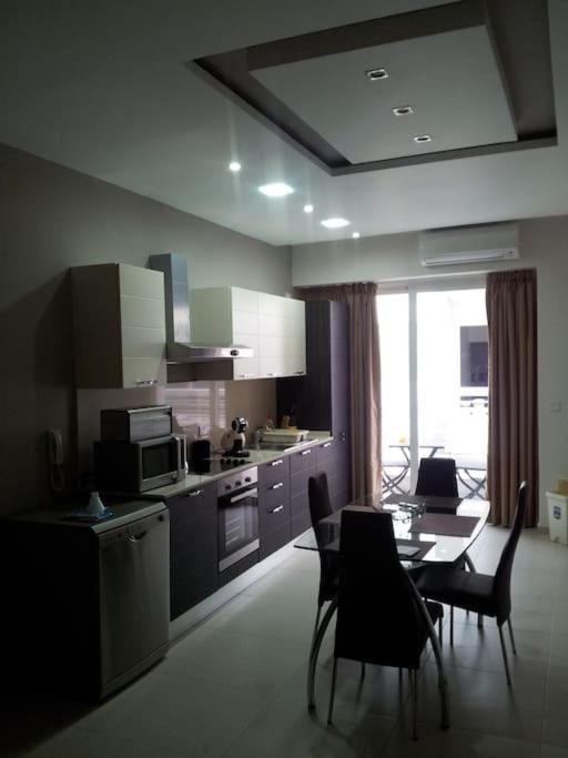 Sunny 2 Bedroom, 2 Bathrooms, Seaside Apt. Sliema Exterior photo